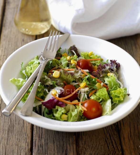 Salada de tomate e alface em tigela — Fotografia de Stock