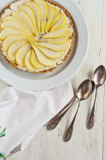 Tarta de pera en el plato - foto de stock