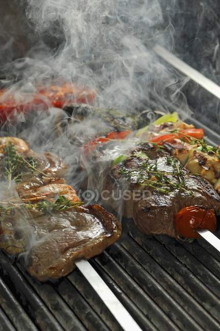 Biftecks de boeuf grillés — Photo de stock