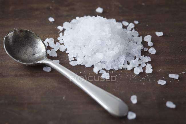 Морская соль и ложка — стоковое фото