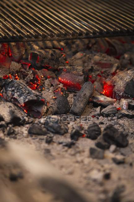 Vista close-up de churrasqueira grelha cremalheira brilhante carvões — Fotografia de Stock