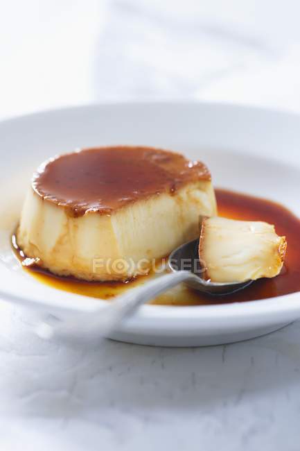 Crme caramel on white plate — Stock Photo