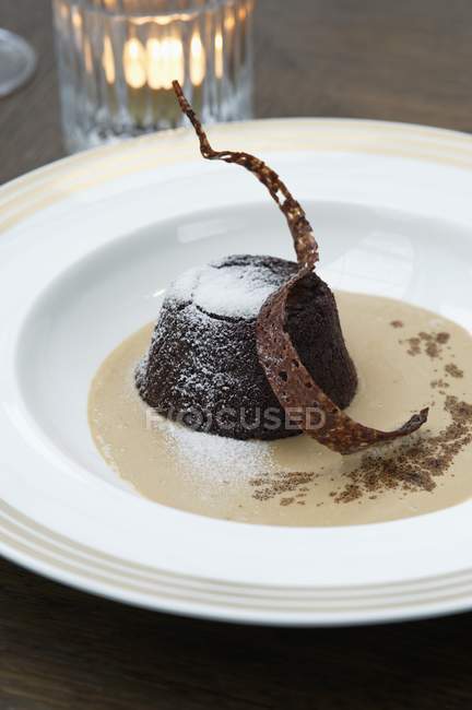 Шоколадний пудинг з цукрової пудри — стокове фото
