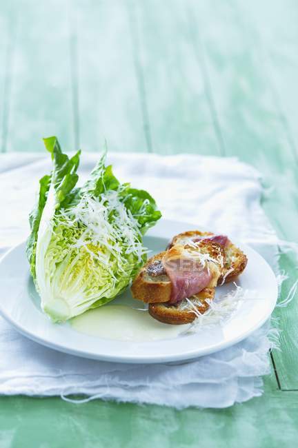 Lettuce with grated cheese — Stock Photo