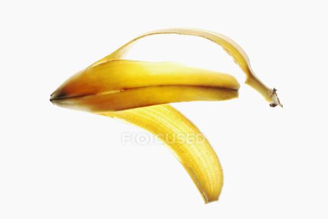 Peau de banane sur blanc — Photo de stock