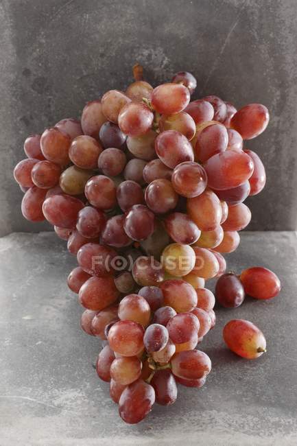 Fresh Pink grapes — Stock Photo