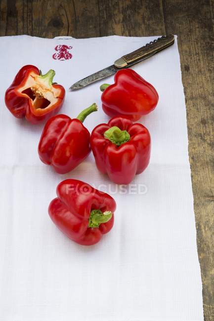 Rote Paprika auf Küchentuch — Stockfoto
