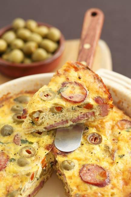 Frittata con salsiccia e olive in piatto bianco — Foto stock