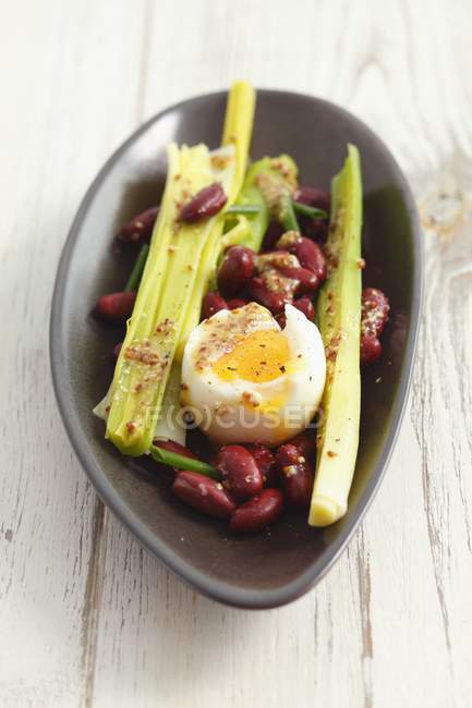 Kidney bean salad with leek — Stock Photo
