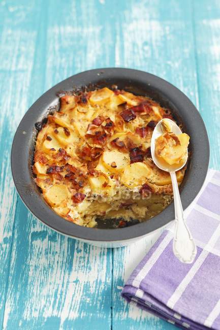 Vista ravvicinata della patata Gratin con pancetta, cipolle e uovo — Foto stock