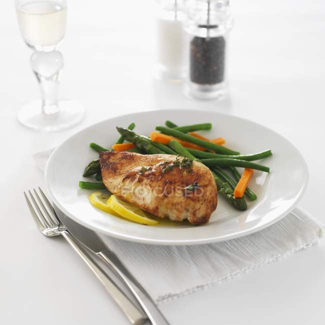 Chicken breast with lemon — Stock Photo