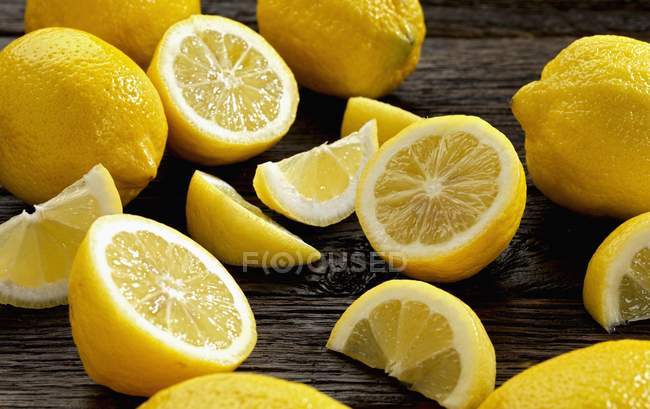 Citrons frais avec moitiés — Photo de stock