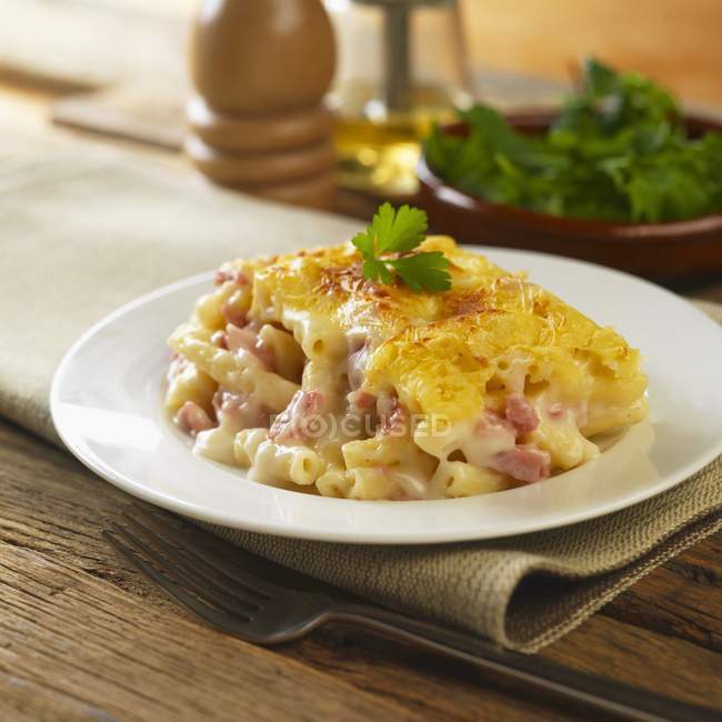 Macaroni and cheese with ham — Stock Photo