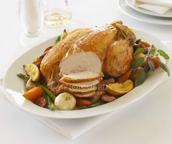 Whole Roasted chicken with vegetables — Stock Photo