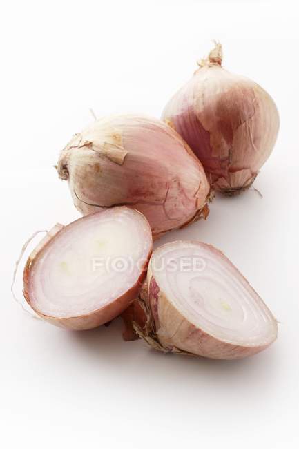 Tres cebollas rosadas - foto de stock