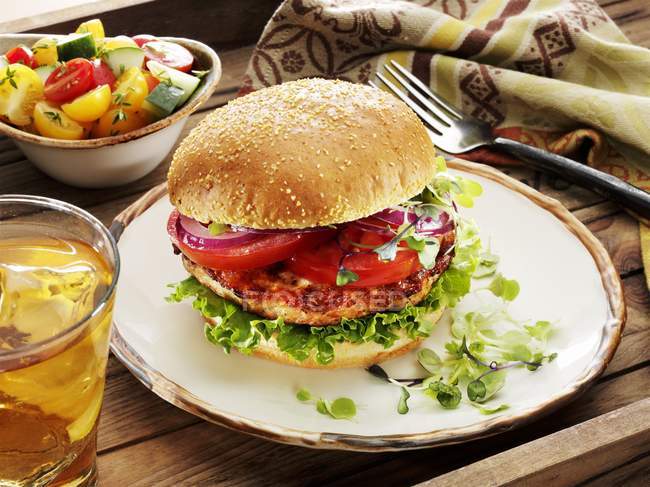 Burger Turquía con microgreens - foto de stock