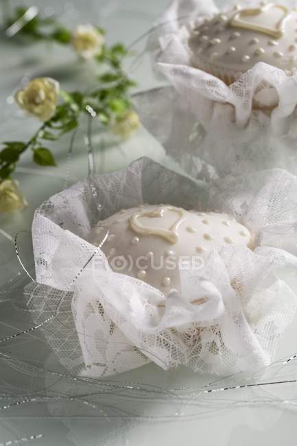 Cupcake decorati in bianco per il battesimo — Foto stock