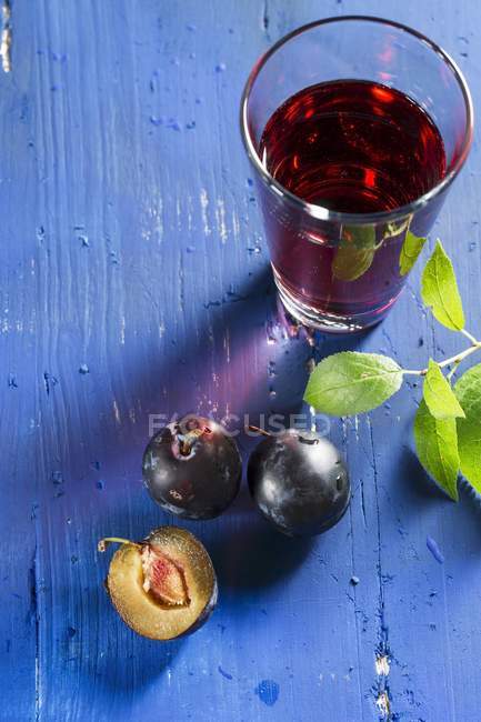 Fresh Plums and juice — Stock Photo