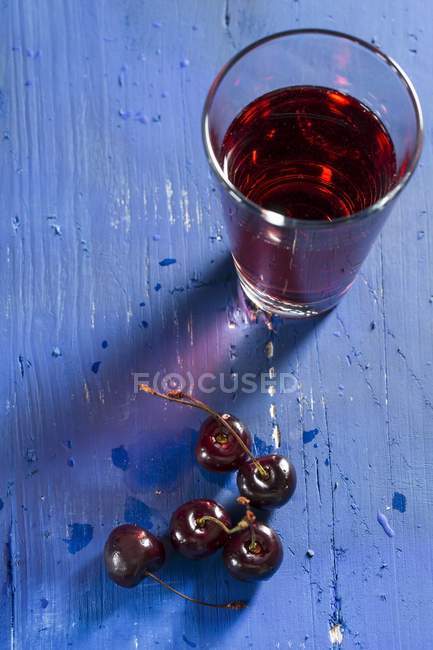 Cherries and cherry juice — Stock Photo