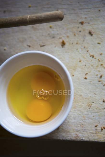 Свіжі яйця в мисці — стокове фото