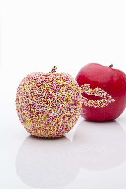 Vista close-up de maçãs com polvilhas no fundo branco — Fotografia de Stock