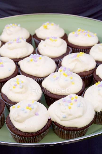 Cupcake con crema di formaggio e palline di zucchero — Foto stock