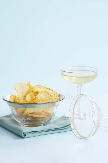 Patatas fritas en un tazón de vidrio - foto de stock