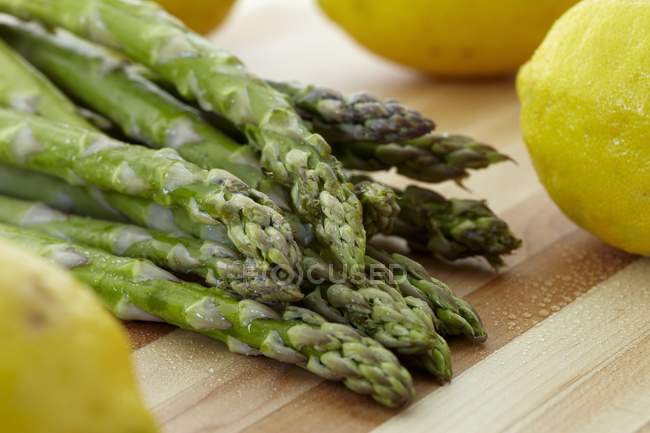 Asparagi e limoni freschi — Foto stock