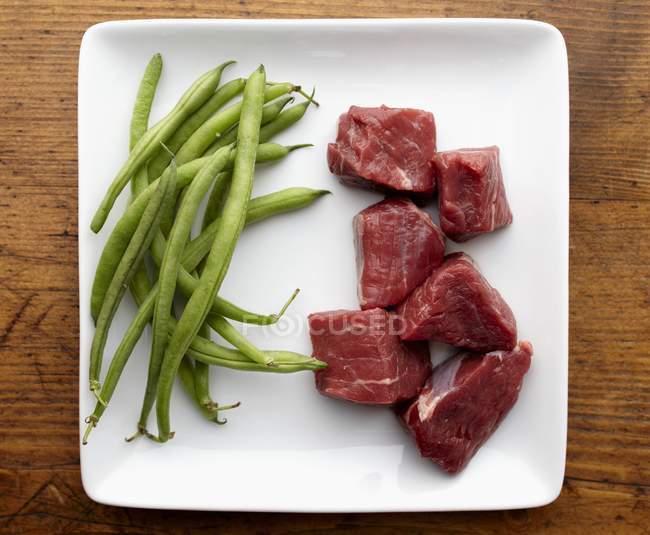Raw Chunks of Beef and String Beans — Stock Photo