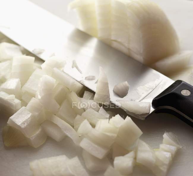 Cuchillo con cebolla picada - foto de stock