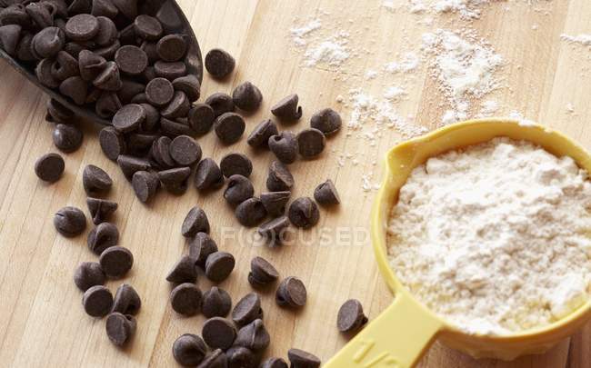 Harina y trozos de chocolate negro — Stock Photo