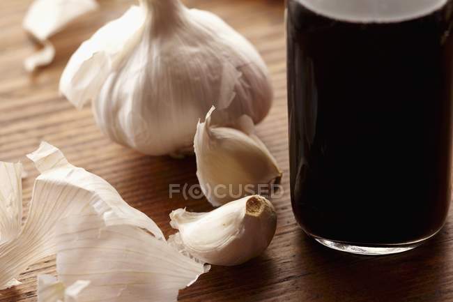 Bulbo de ajo seco con cebollino - foto de stock