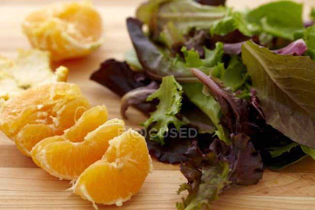 Mezcla de naranjas y ensaladas - foto de stock