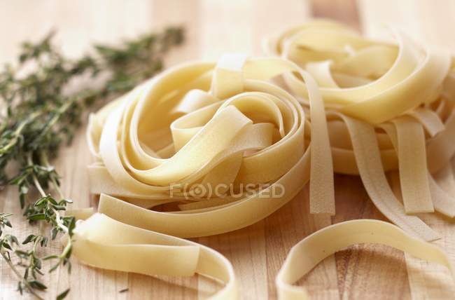 Nidos de pasta sin cocer - foto de stock