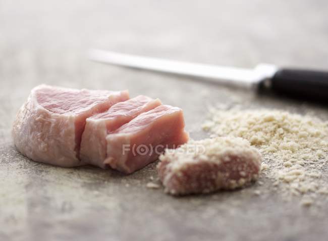 Carne di maiale affettata impanata — Foto stock