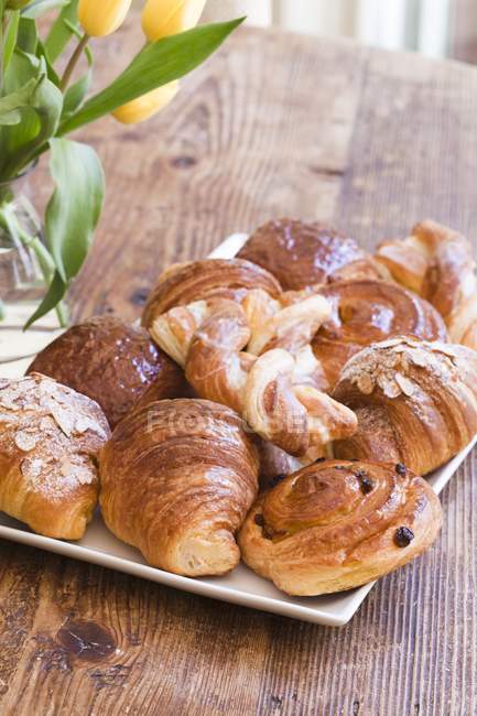Croissants e pães dinamarqueses — Fotografia de Stock