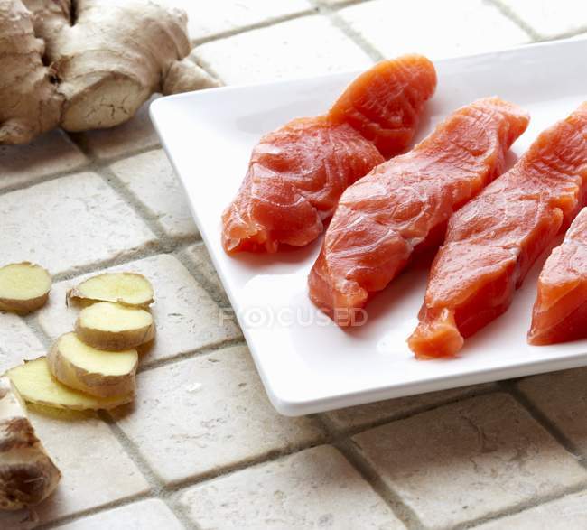 Pezzi freschi di bistecca di salmone crudo — Foto stock