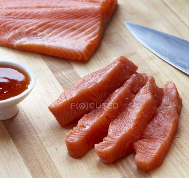 Pedaços de bife de salmão cortado na hora — Fotografia de Stock