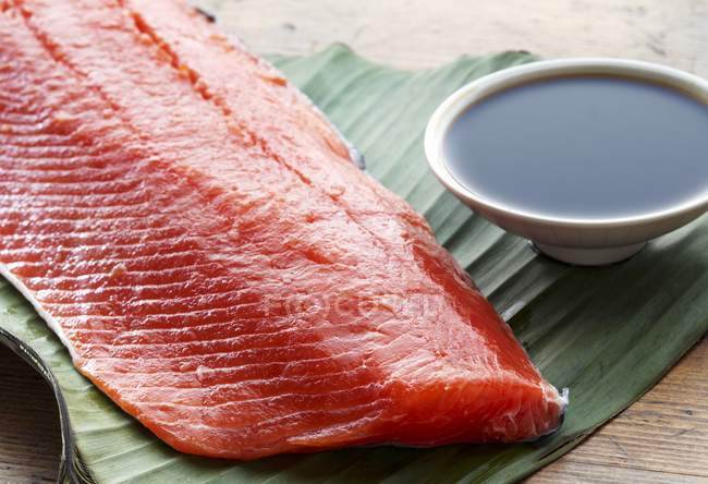 Филе лосося с соусом — стоковое фото