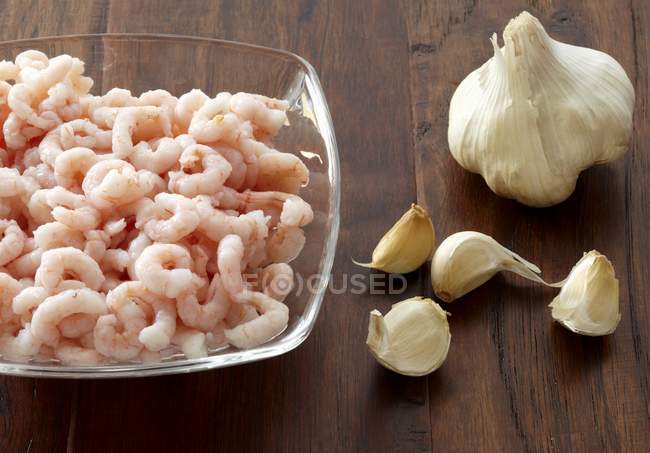 Tigela de camarões descascados cozidos — Fotografia de Stock