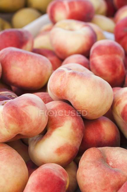 Organic Saturn Peaches — Stock Photo