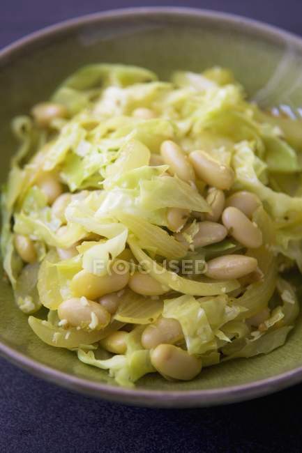 Salada de repolho branco com feijão cannellini — Fotografia de Stock