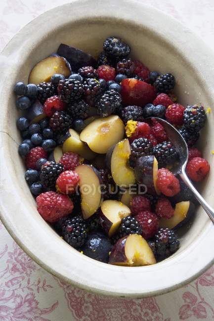 Salade de baies aux prunes dans un bol — Photo de stock
