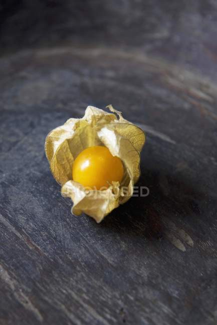 Vue rapprochée de la groseille à maquereau du Cap sur une surface en bois — Photo de stock