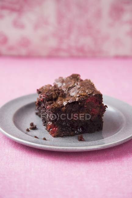 Serving of brownie on clay plate — Stock Photo