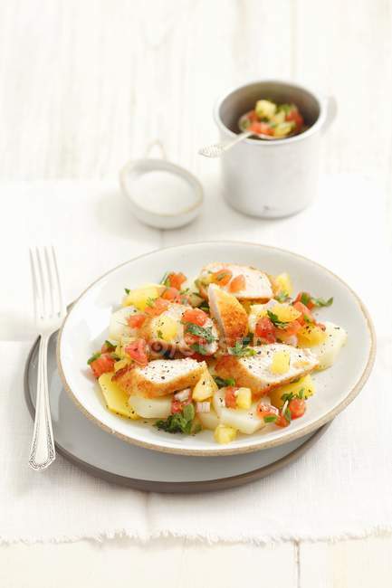 Salade de pommes de terre avec poitrine de poulet — Photo de stock