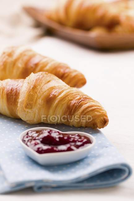 Croissant dolci con marmellata — Foto stock