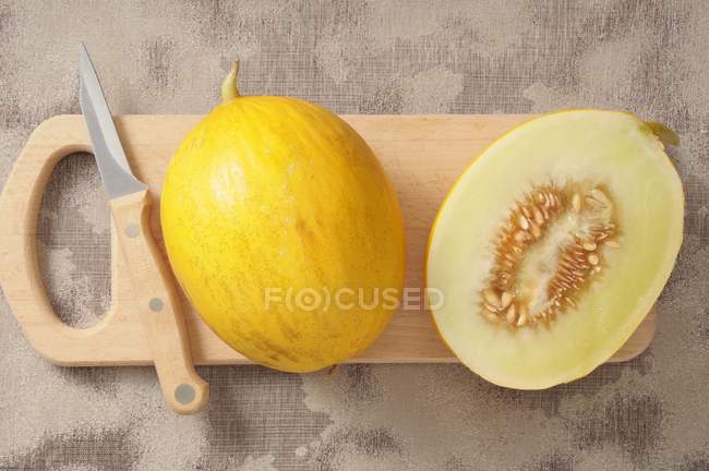 Gelbe Melone mit der Hälfte — Stockfoto