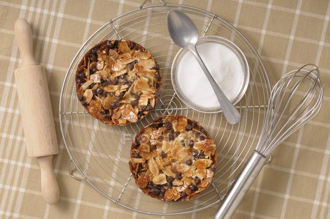 Almond and chocolate tartlets — Stock Photo