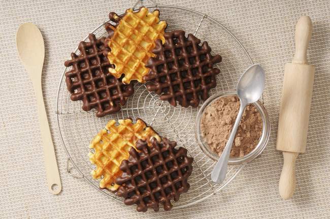 Vista superior de bolachas de chocolate com pó, rolo de pino e colher — Fotografia de Stock